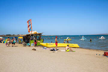 Nin - vodní atrakce u písečné pláže Ninska laguna, Zadarská riviéra, Chorvatsko