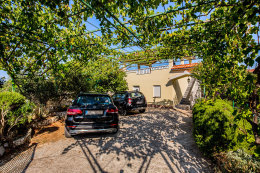 Apartmány Jabuka - parkoviště u domu, Kanica, Šibenická riviéra, Chorvatsko