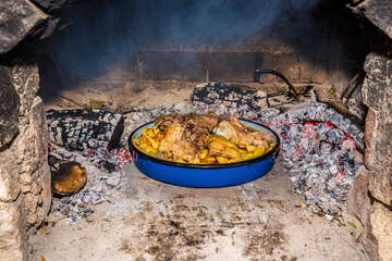 Apartmány Jabuka - příprava domácích specialit, Kanica, Šibenická riviéra, Chorvatsko