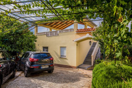 Apartmány Jabuka - parkoviště u domu, Kanica, Šibenická riviéra, Chorvatsko