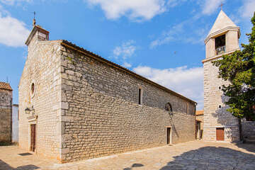 Sukošan - kostel sv. Kasiána se zvonicí, Zadarská riviéra, Chorvatsko