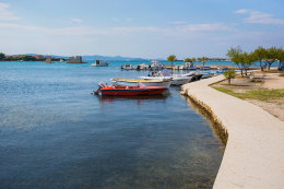 Sukošan - pohled z nábřeží na pozůstatky letohrádku Palac, Zadarská riviéra, Chorvatsko