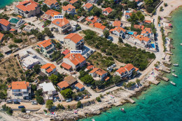 Apartmány Vivien - letecký pohled, Sevid, Trogirská riviéra, Chorvatsko