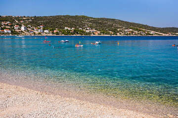 Sevid - oblázková pláž, Trogirská riviéra, Chorvatsko