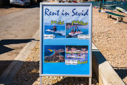 Sevid - půjčovna člunů a šlapadel na pláži, Trogirská riviéra, Chorvatsko