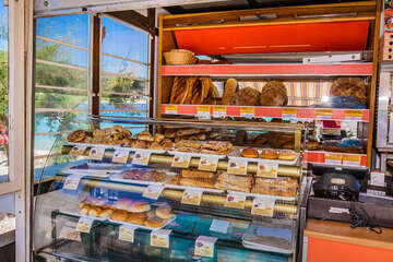 Sevid - občerstvení u pláže, Trogirská riviéra, Chorvatsko