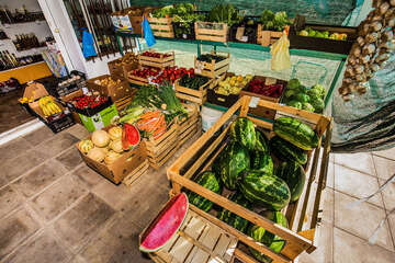 Sevid - občerstvení u pláže, Trogirská riviéra, Chorvatsko