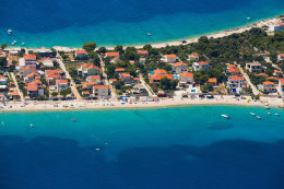 Sevid - letecký pohled, Trogirská riviéra, Chorvatsko