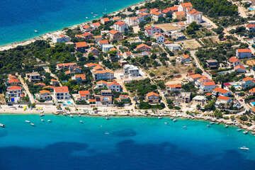 Sevid - letecký pohled, Trogirská riviéra, Chorvatsko