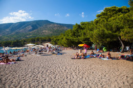 Bol - pláž Zlatni rat, ostrov Brač, Chorvatsko