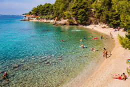 Bol - oblázková pláž u mysu Glavica na východní straně Bolu (u kostela), ostrov Brač, Chorvatsko