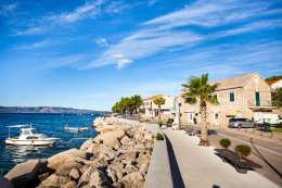 Bol - městská přímořská promenáda, ostrov Brač, Chorvatsko