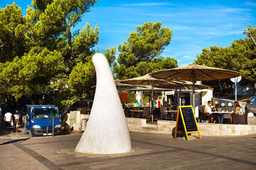 Symbol Bolu - socha pláže Zlatni rat, ostrov Brač, Chorvatsko