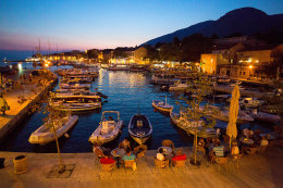 Bol - večer na promenádě, ostrov Brač, Chorvatsko