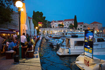 Bol - večer na promenádě, ostrov Brač, Chorvatsko