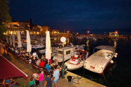Bol - večer na promenádě, ostrov Brač, Chorvatsko