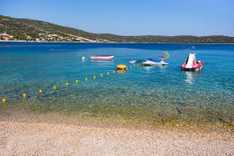 Apartmány Medo - další oblázkové pláže v letovisku (větší a ostřejší oblázky), Sevid, Trogirská riviéra, Chorvatsko