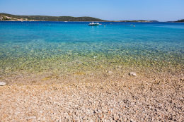 Apartmány Medo - další oblázkové pláže v letovisku (větší a ostřejší oblázky), Sevid, Trogirská riviéra, Chorvatsko