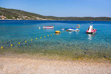 Apartmány Vivien - další oblázkové pláže v letovisku (větší a ostřejší oblázky), Sevid, Trogirská riviéra, Chorvatsko