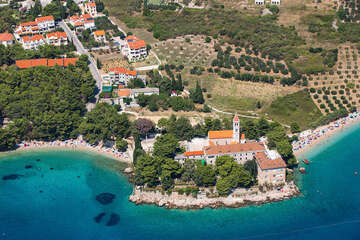 Bol - mys Glavica s dominikánským klášterem a kostelem Gospe od Milosti, ostrov Brač, Chorvatsko