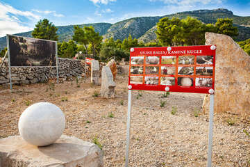 Bol - Megalitický park, ostrov Brač, Chorvatsko