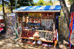 Bol - stánky se suvenýry na promenádě, ostrov Brač, Chorvatsko