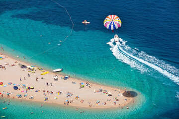 Bol - pláž Zlatni rat, ostrov Brač, Chorvatsko