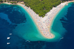 Bol - pláž Zlatni rat, ostrov Brač, Chorvatsko