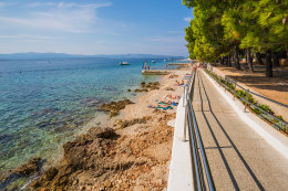 Bol - nejbližší pláže od domů Ocean a Pinija, ostrov Brač, Chorvatsko