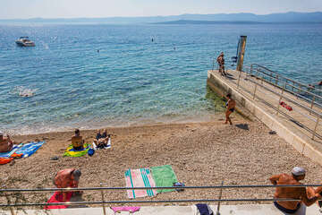 Bol - nejbližší pláže od domů Ocean a Pinija, ostrov Brač, Chorvatsko