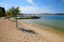 Biograd na Moru, oblázková pláž Bošana, Chorvatsko