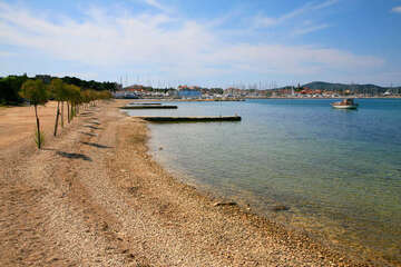 Biograd na Moru, oblázková pláž Bošana, Chorvatsko