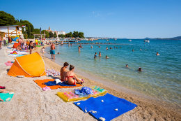 Sv. Filip i Jakov - oblázkové pláže v centru letoviska, Chorvatsko