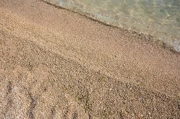 Sv. Filip i Jakov - oblázková pláž v centru letoviska, Chorvatsko