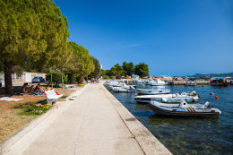 Sv. Filip i Jakov - přístaviště v centru letoviska, Chorvatsko