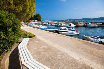 Sv. Filip i Jakov - přístaviště v centru letoviska, Chorvatsko