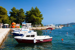 Sv. Filip i Jakov - přístaviště v centru letoviska, Chorvatsko