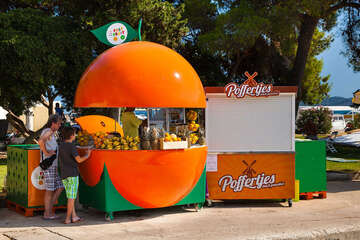 Sv. Filip i Jakov - stánek s čerstvými džusy v centru, Chorvatsko