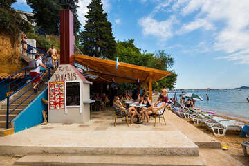 Sv. Filip i Jakov - bar u písečné pláže, Chorvatsko