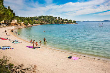 Letovisko Drage - oblázková pláž Porat, Zadarská riviéra, Chorvatsko