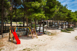 Letovisko Drage - dětské hřiště u pláže Porat, Zadarská riviéra, Chorvatsko