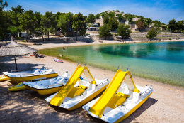 Letovisko Drage - oblázková pláž u kempu, Zadarská riviéra, Chorvatsko