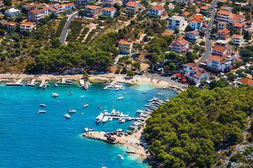 Drage - oblázkové pláže u přístavu - letecký pohled, Zadarská riviéra, Chorvatsko