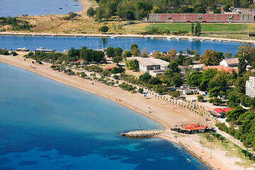 Písečné pláže v letovisku Omiš-Duče, Chorvatsko