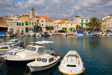 Vodice - centrum, Šibenická riviéra, Chorvatsko