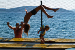 Trampolína na pláži ve Vodicích, Šibenická riviéra, Chorvatsko