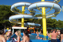 Tobogán na pláži u hotelu Imperial ve Vodicích, Šibenická riviéra, Chorvatsko