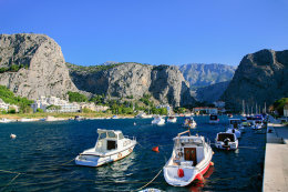 Písečné pláže v letovisku Omiš-Duče, Chorvatsko