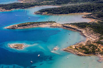 Další pláže severně od Loparu, ostrov Rab, Chorvatsko