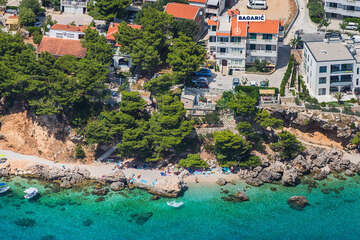 Mediči - letecký pohled, Omišská riviéra, Chorvatsko